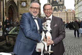 Aleš Cibulka a Michal Jagelka se vzali: Romantika na Staroměstské radnici